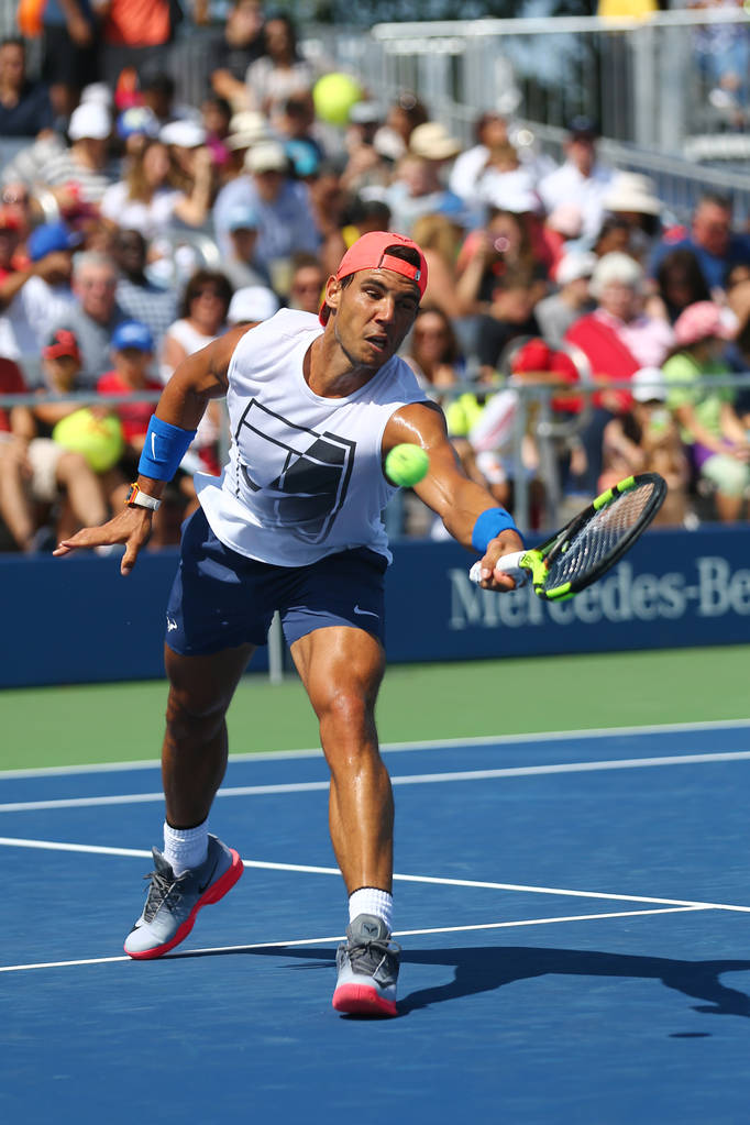 Nowy Jork - 26 sierpnia 2017: Piętnaście razy Grand Slam mistrz Rafael Nadal Hiszpanii praktyki dla nas otwarte 2017 o Billie Jean King National Tennis Center w Nowym Jorku - Zdjęcie, obraz