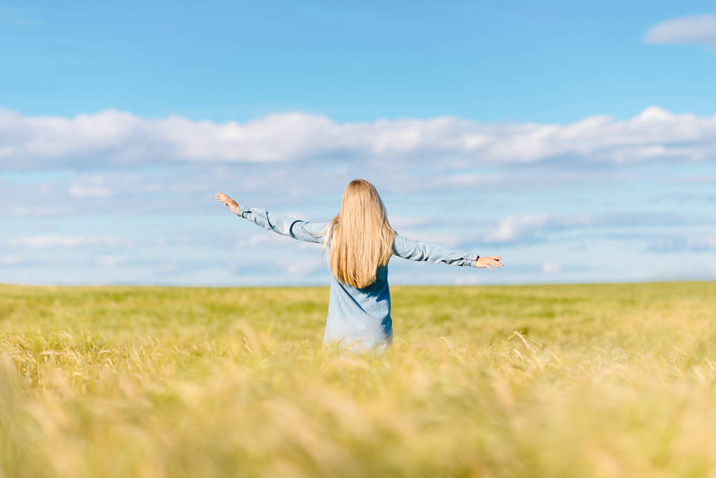 das glückliche Mädchen rennt mit Weizen über das Feld - Foto, Bild