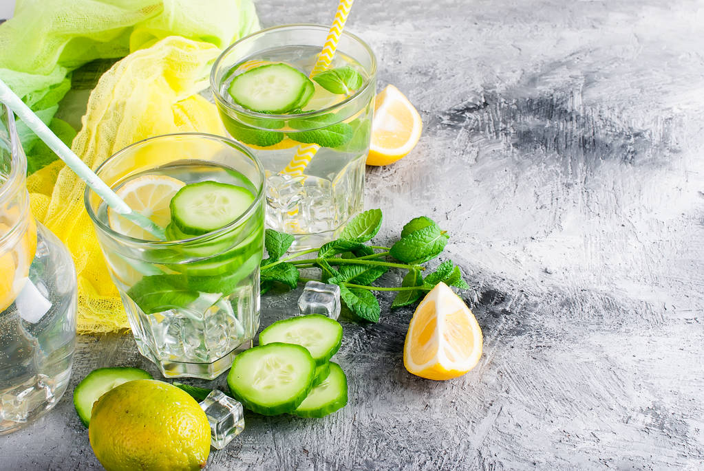健康はレモンとキュウリ柑橘系サッシに水を注入  - 写真・画像