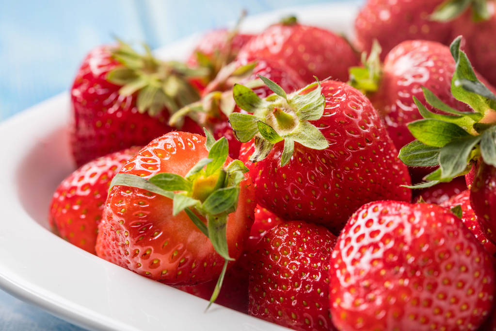 reife rote Erdbeeren in weißer Schüssel. - Foto, Bild