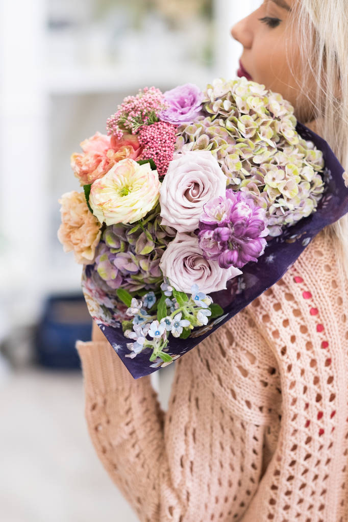 első romantikus dátum bouquet virágok finom - Fotó, kép
