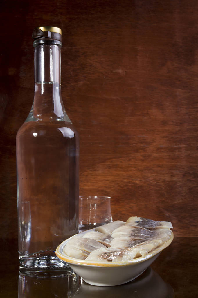 Fles wodka en gezouten haring - Foto, afbeelding