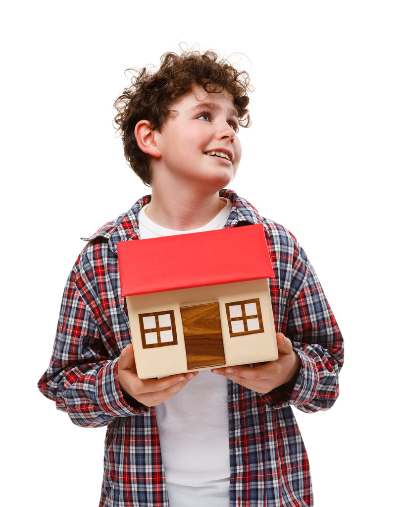 Evin üzerinde beyaz izole model tutan çocuk - Fotoğraf, Görsel