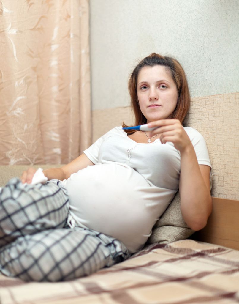mulher grávida segurando termômetro
 - Foto, Imagem