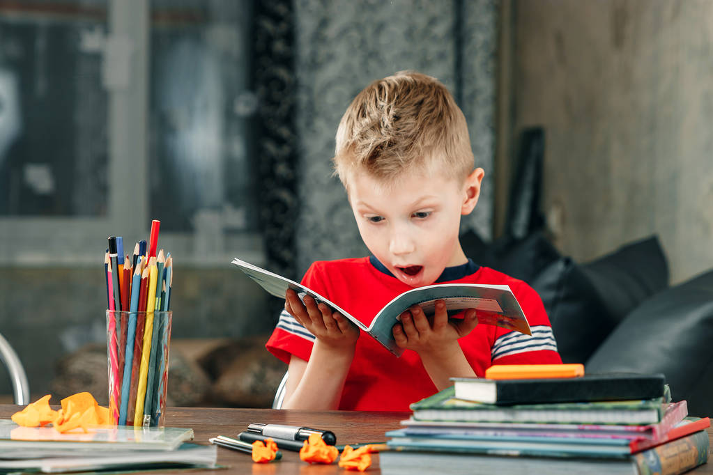 Kis fiú csinál házi feladatot az iskolában. oktatás, tanulmány - Fotó, kép