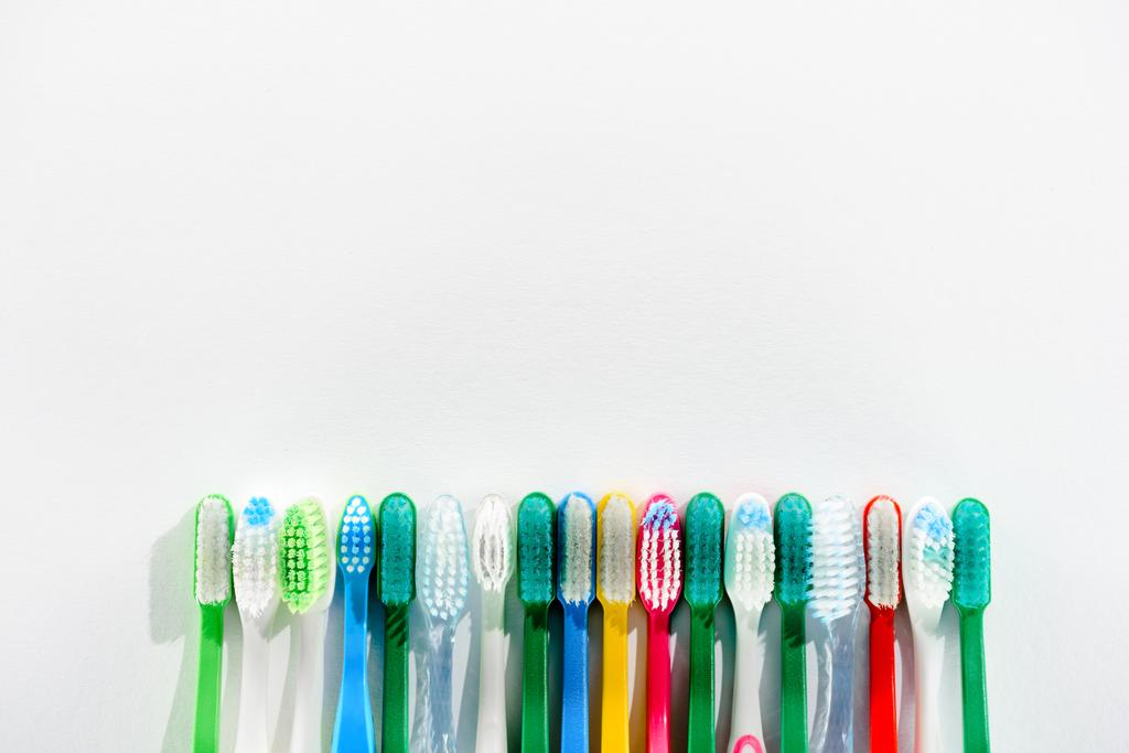 rivi erilaisia värikkäitä hammasharjoja, valkoinen kopio tilaa
 - Valokuva, kuva