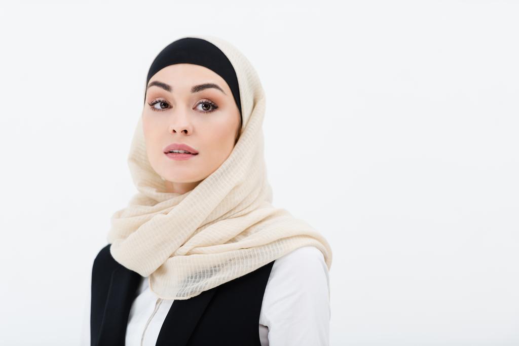 retrato de mujer de negocios musulmana en hijab mirando hacia otro lado aislado en gris
 - Foto, Imagen