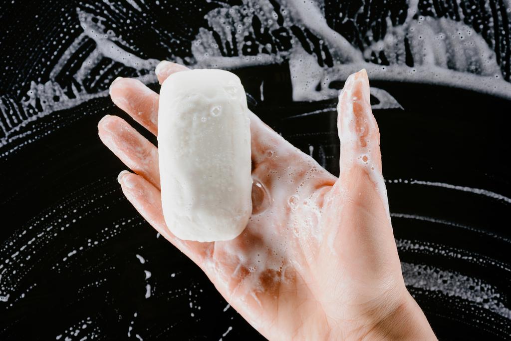 περικοπεί προβολή της γυναίκας κρατάει σαπούνι με αφρό - Φωτογραφία, εικόνα