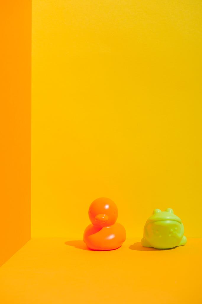 Badespielzeug für Enten und Frösche auf gelb mit Kopierraum - Foto, Bild