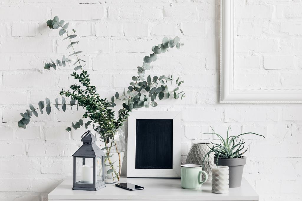 кімнатні рослини з чистим крейдою перед білою цегляною стіною, концепція маскування
 - Фото, зображення