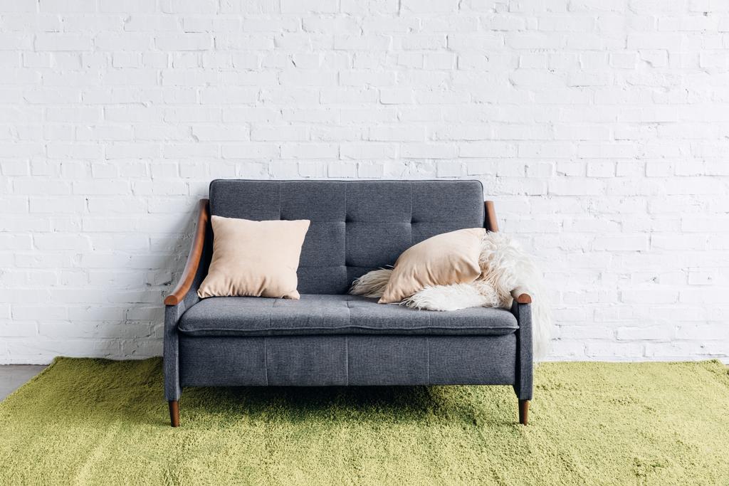 sofá confortável na sala de estar moderna com parede de tijolo branco, conceito mockup
 - Foto, Imagem