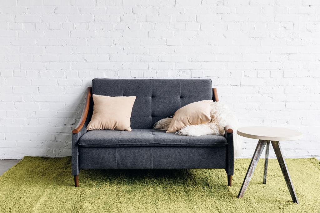 небольшой диван в современной гостиной с белой кирпичной стеной, макет концепции
 - Фото, изображение