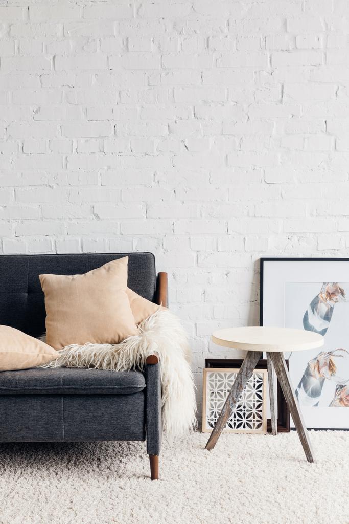 moderno interior de la sala de estar con sofá cómodo, concepto de maqueta
 - Foto, imagen