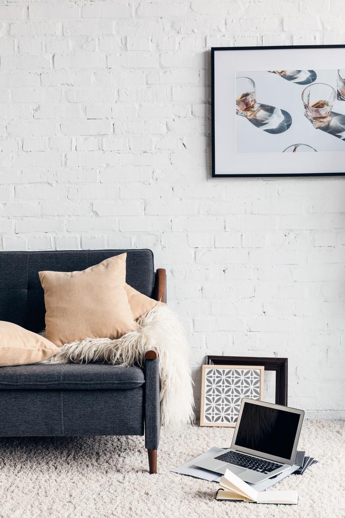vista parcial del interior de la sala de estar moderna con sofá acogedor y la imagen en la pared de ladrillo blanco, concepto de maqueta
 - Foto, imagen