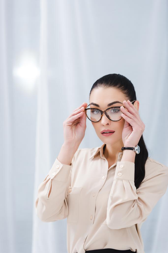 портрет красивой предпринимательницы в очках в офисе
 - Фото, изображение