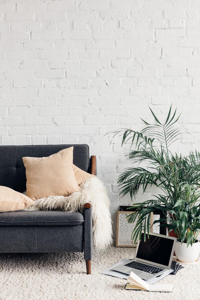 bequeme Couch im weißen Wohnzimmer-Interieur mit Ziegelwand, Attrappe-Konzept - Foto, Bild