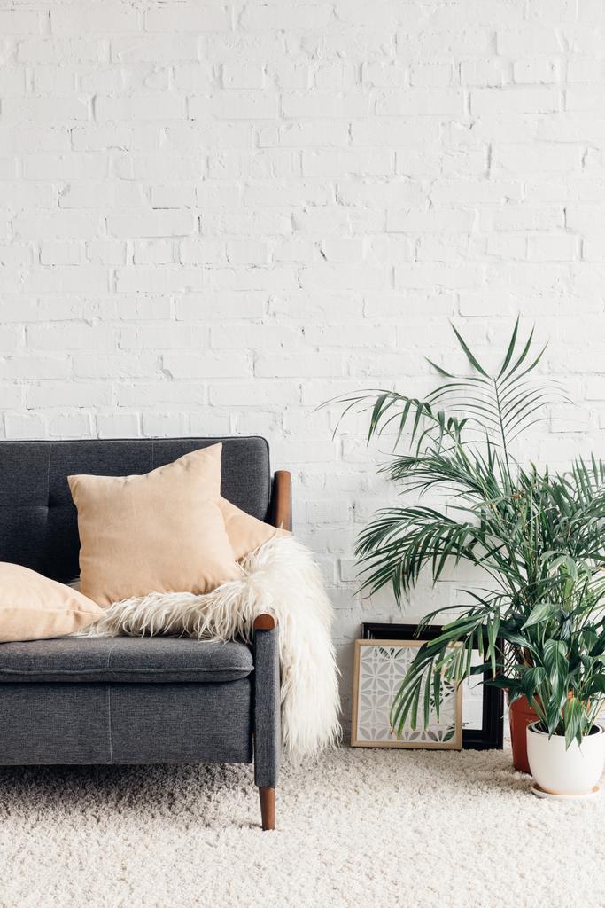pohodlný gauč s květináči v interiéru bílá obývací pokoj s cihlovou zdí, maketa koncepce - Fotografie, Obrázek