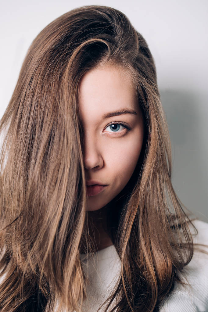 Een meisje met blauwe ogen op zoek piercing op camera - Foto, afbeelding