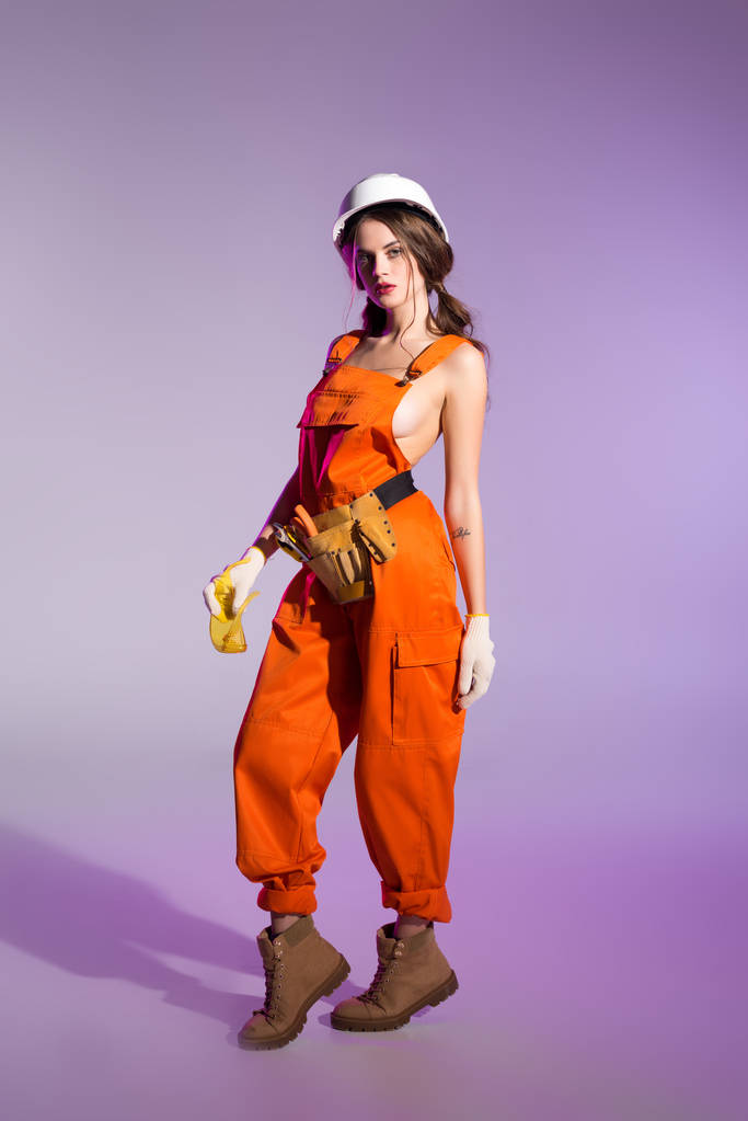 seksikäs tyttö univormu ja turvallisuus kypärä työkalu vyö ja suojalasit, violetti
 - Valokuva, kuva