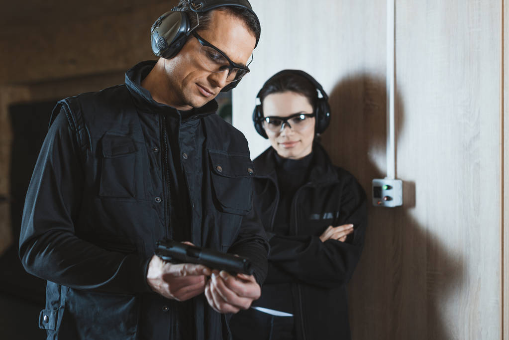 instruktor wyświetlone pistolet do kobiety klienta w strzelnicy - Zdjęcie, obraz