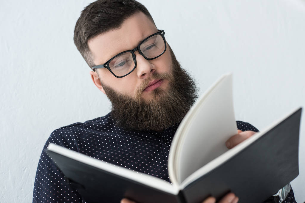 retrato de empresário focado em óculos de leitura caderno
 - Foto, Imagem