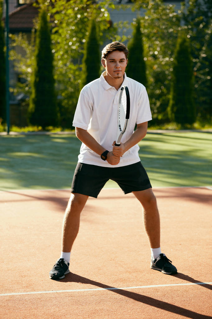 Deportes. Jugador masculino jugando al tenis al aire libre
. - Foto, imagen
