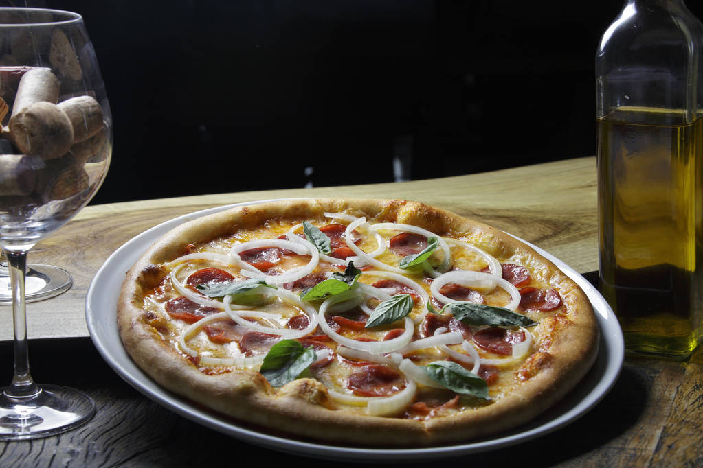 Horký pizzu plátek s tavícím sýrem  - Fotografie, Obrázek