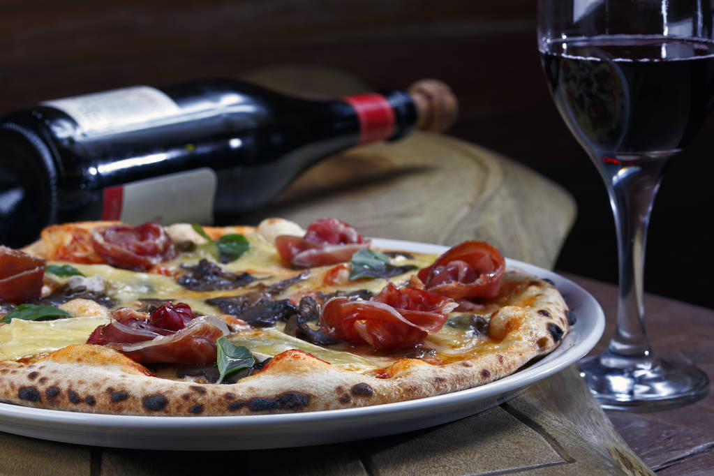 Pizza s parmskou šunkou, žampiony a sýrem - Fotografie, Obrázek