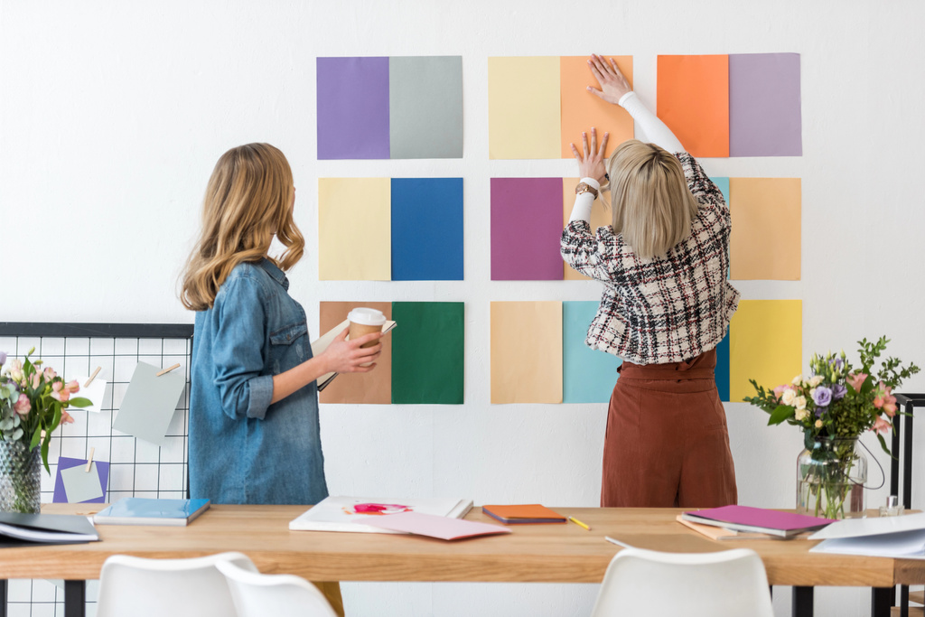 trendy magazine editors werken met het kleurenpalet in moderne kantoor  - Foto, afbeelding