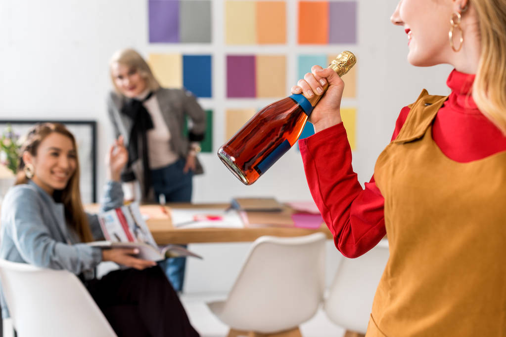 вибірковий фокус редакторів журналу святкування з шампанським в сучасному офісі
  - Фото, зображення