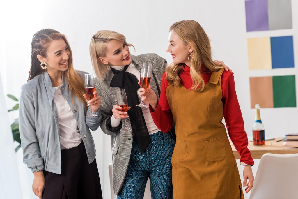 onnellinen monikansallinen lehden toimittajat juhlii samppanjaa modernissa toimistossa
  - Valokuva, kuva