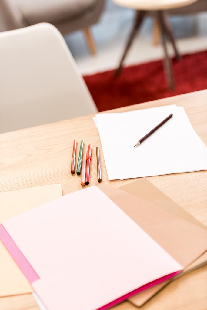 documentos y carpetas con marcadores en la mesa en la oficina
 - Foto, imagen