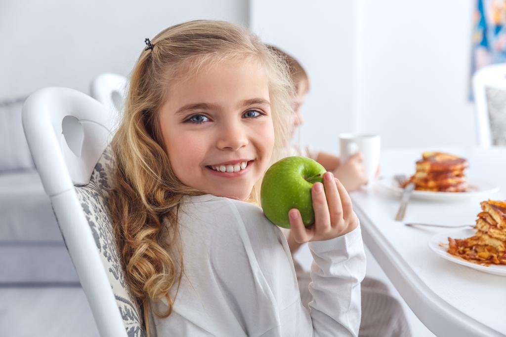 Criança com maçã
 - Foto, Imagem