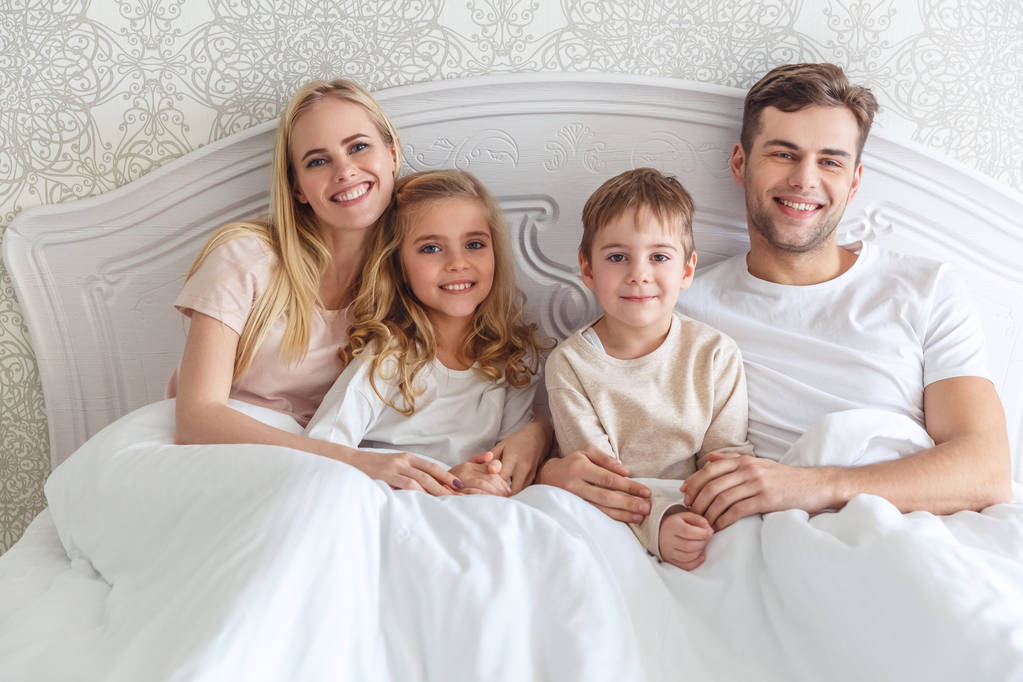 familie in bed - Foto, afbeelding