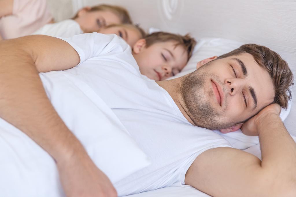 familie slapen - Foto, afbeelding