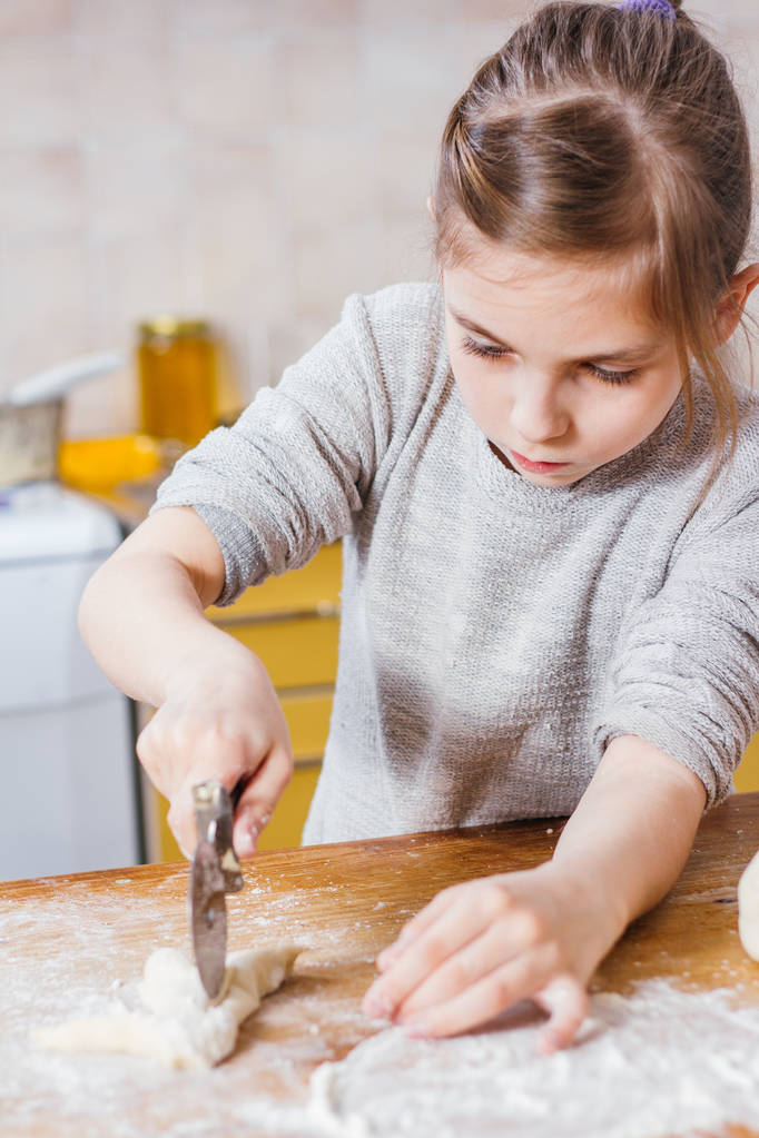petite fille faire de la pâte à la maison cuisine
 - Photo, image