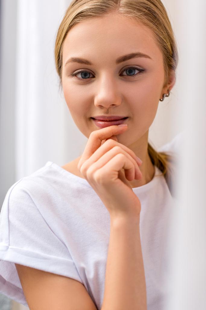 Close-up πορτρέτο του ελκυστική νεαρή γυναίκα - Φωτογραφία, εικόνα