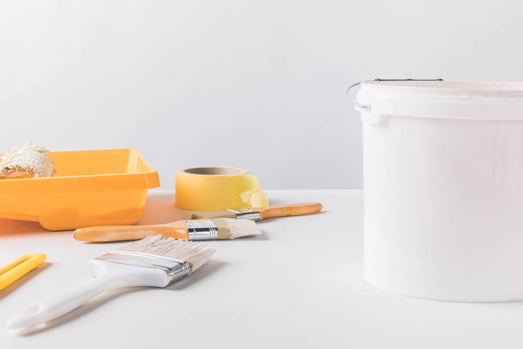 kbelík s barvou a nástrojů pro opravy na povrchu - Fotografie, Obrázek