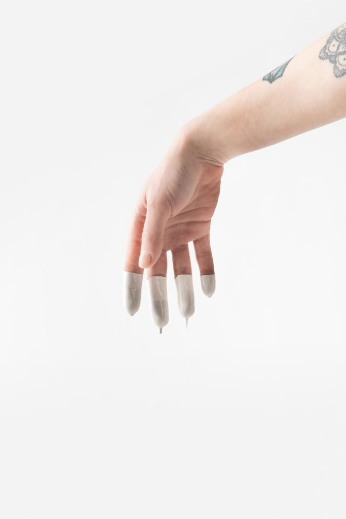 обрезанный образ женщины с пальцами в белой краске изолированы на белом
 - Фото, изображение