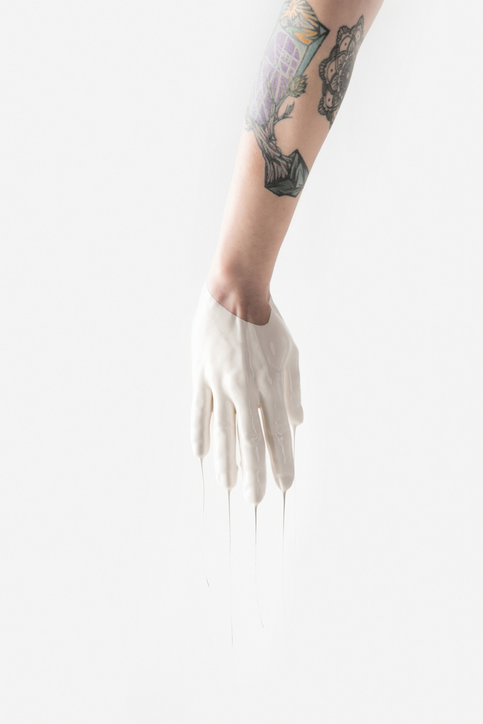 image recadrée de la femme en peinture blanche et avec des tatouages isolés sur blanc
 - Photo, image