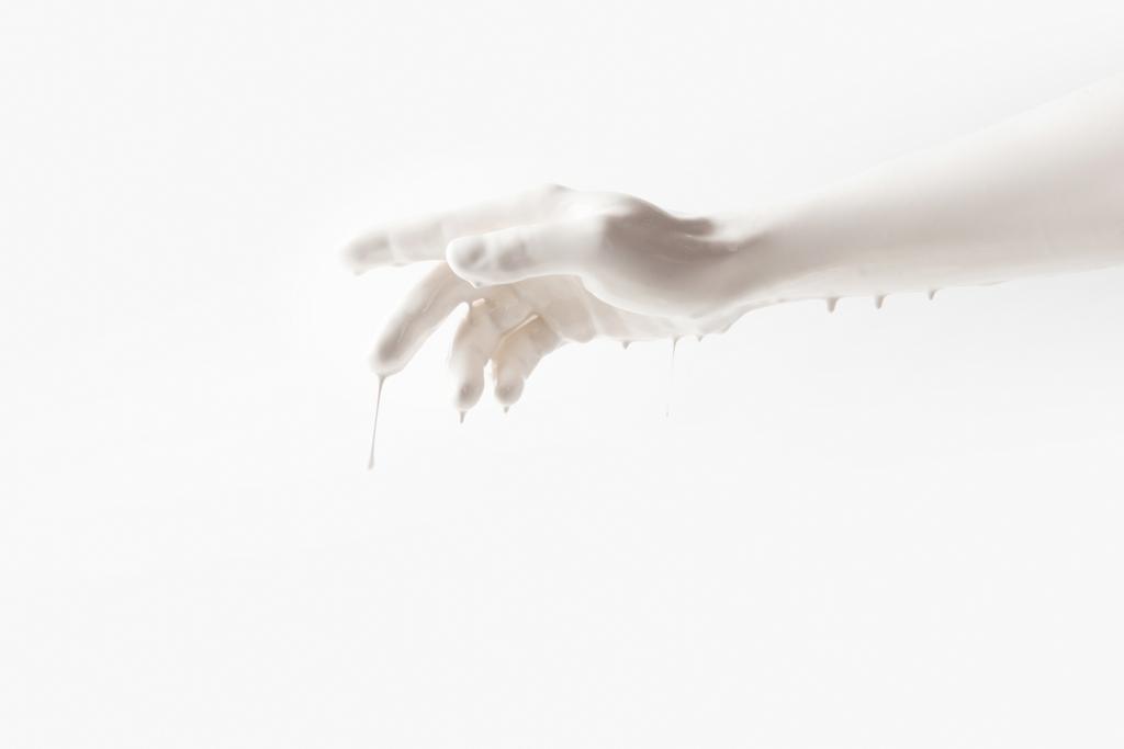 περικομμένη εικόνα της γυναικείας βραχίονα σε λευκό χρώμα που απομονώνονται σε λευκό - Φωτογραφία, εικόνα