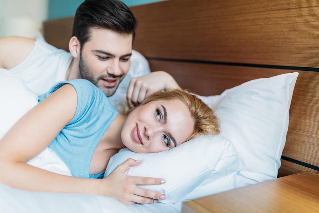 namorado tocando namorada cabelo na cama de manhã
 - Foto, Imagem