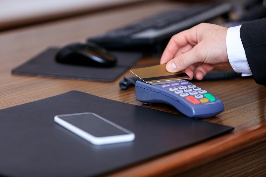 skadrowana biznesmen płatności kartą kredytową w hotelu - Zdjęcie, obraz