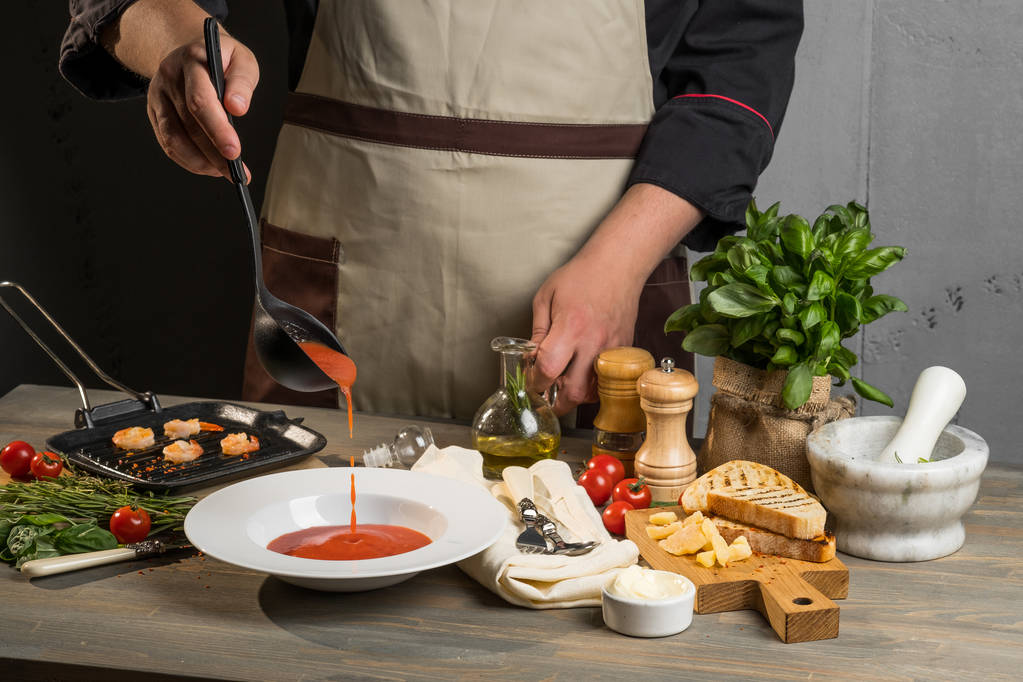 ingredientes de sopa de creme tomates, queijo, manjericão, camarões e frutos do mar
 - Foto, Imagem