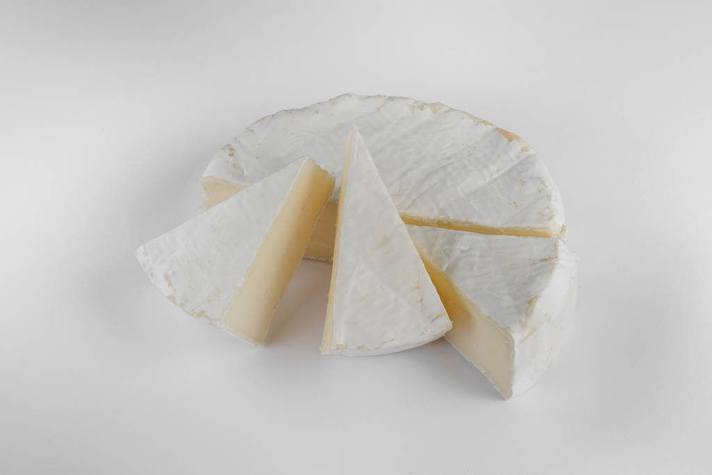primer plano de trozos de queso camembert de normandie cortado aislado sobre fondo blanco
   - Foto, imagen