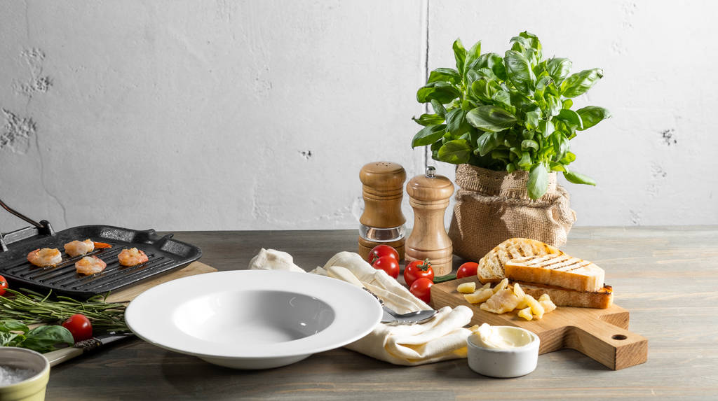 kerma keitto ainekset tomaatit, juusto, basilika, katkaravut ja äyriäiset
 - Valokuva, kuva