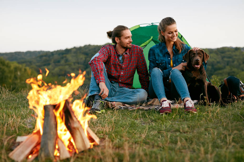 Muž a žena, cestování se psem v táboře - Fotografie, Obrázek