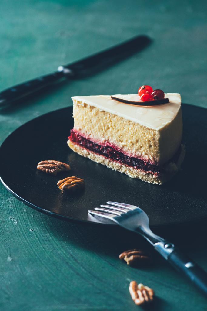 закрыть вид на кусок торта на тарелке с сеном и вилкой
 - Фото, изображение