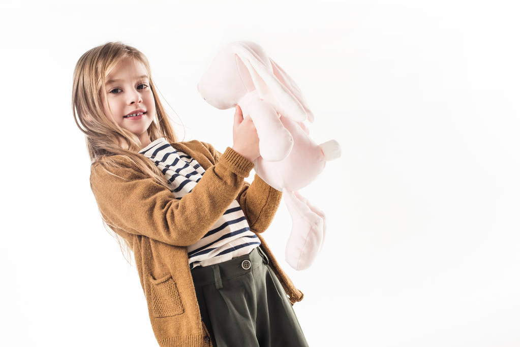 linda criança com coelhinho de brinquedo macio isolado no branco
 - Foto, Imagem