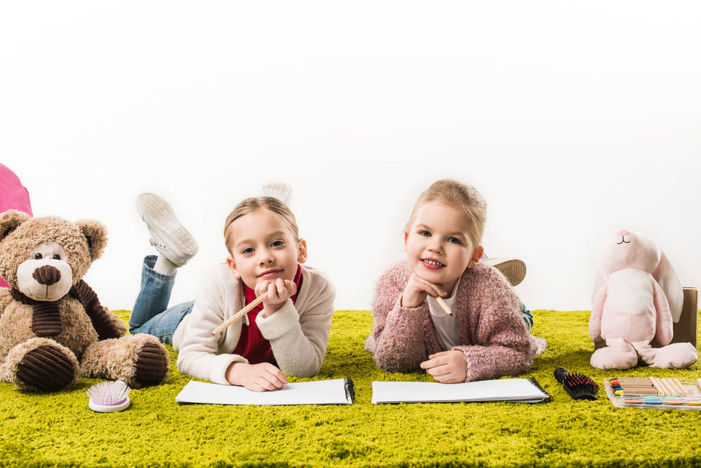 αξιολάτρευτο μικρό αδελφές, σχέδιο με μολύβια χρώματος μαζί στο πάτωμα που απομονώνονται σε λευκό - Φωτογραφία, εικόνα